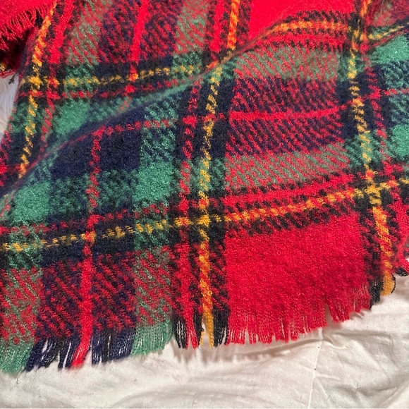 Vince Camuto‎ Red and Green Plaid shawl scarf - Picture 7 of 7